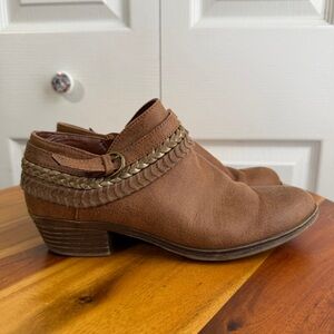 Sugar Thea brown zip closure ankle booties size 6